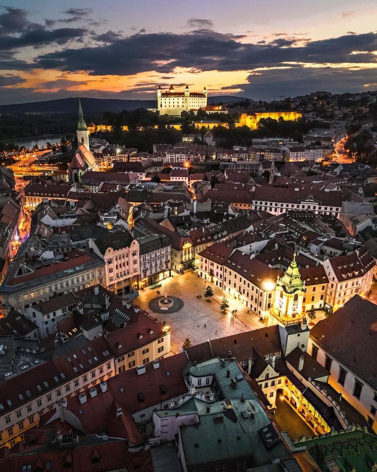Nice Flat Under The Castle Bratislava Bagian luar foto